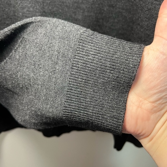 Gap Men's 100% Italian Merino Wool Sweater Charcoal Gray Tight Knit V-Neck Large - Picture 5 of 11
